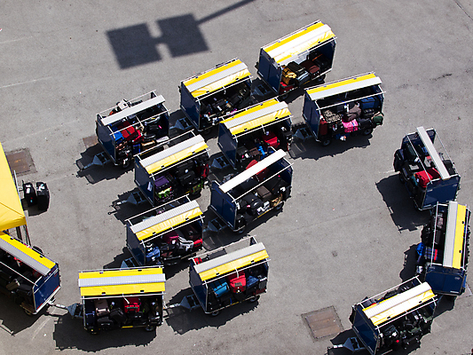 포토 JPG 해외이미지 여행 가방 교통시설 사람없음 파란색 쌓기 여행가방 카트 짐 화물 공구 공항 크루즈 타이어 적재 수하물 해외202004 해외포토 잡화 컬러 교통 배_교통 모션 운송업 도구 시설 파일형식 이미지허브