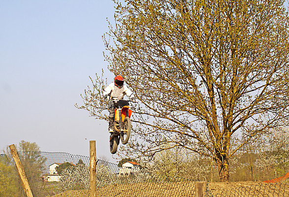 포토 JPG 해외이미지 남자 유럽 도로 스포츠 십자가 교통시설 자국 하늘 매달리기 사람없음 운동 자전거 점프 힘 경쟁 자유 오토바이 게임 바퀴 승차 헬멧 속도 순환 먼지 모터 라이더 레이서 무임승차 비포장도로 선로 해외202004 해외포토 나라 길 교통 컨셉 모션 놀이 건강 사람 바이크 보호장비 시설 파일형식 이미지허브