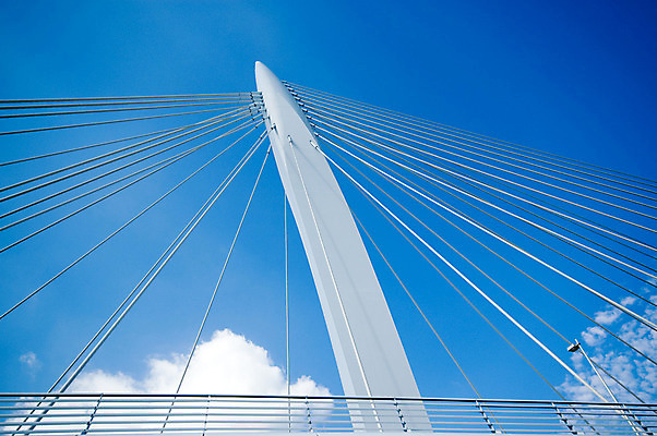 포토 JPG 해외이미지 디자인 도로 선 곡선 건축양식 교통시설 하늘 거리 프레임 사람없음 가로 파란색 금속 흰색 고속도로 복도 연결 큼 네덜란드 공학 혁명 건너기 구름다리 기간 철강 해외202004 해외포토 교육 건축 유럽 길 컬러 교통 컨셉 모션 재질 다리_건축물 크기 시설 파일형식 이미지허브