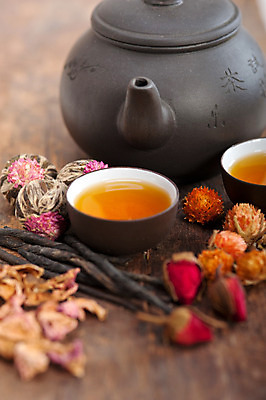 포토 JPG 해외이미지 실내 사람없음 소프트포커스 찻잔 찻주전자 찻잎 꽃차 나무배경 해외202004 공예차 해외포토 백그라운드 주전자 잔 촬영기법 내부 차_음료 파일형식 이미지허브