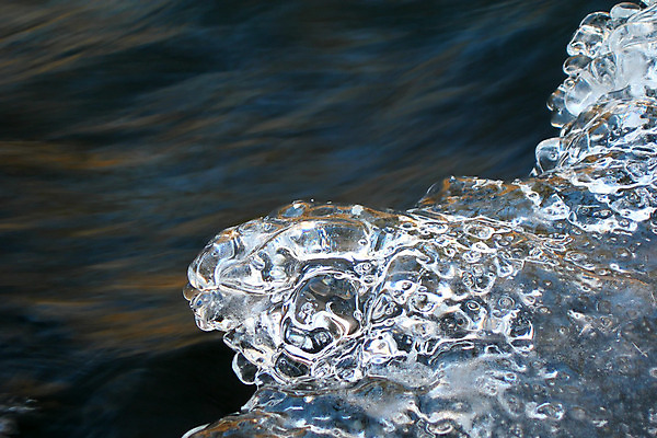 포토 JPG 해외이미지 계절 백그라운드 겨울 자연 불꽃 풍경 사람없음 야외 물 빛 강 컬러풀 맑음 얼음 침묵 젖음 흐름 추위 덮개 흰색 신선 투명 개울 숲 시원함 크리스탈 북극 묘사 서리 고드름 내추럴 해외202004 해외포토 자연요소 컬러 컨셉 불 날씨 소리 뚜껑 광석 극지방 생태계 파일형식 이미지허브