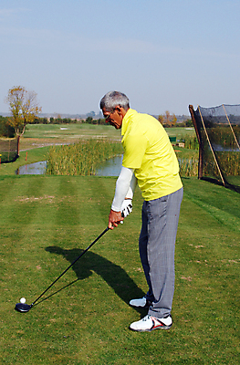 포토 JPG 해외이미지 라이프스타일 남자 스포츠 밭 골프 공 놀이 하늘 한명 잔디 성인 야외 초록색 물 파란색 노란색 게임 연못 골퍼 60대 강의 골프티 때리기 플레이어 해외202004 해외포토 자연요소 식물 1 노년 컬러 농업 모션 운동선수 골프용품 사람 생활 구기 파일형식 이미지허브