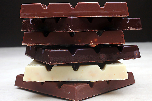 포토 JPG 해외이미지 음식 조각 백그라운드 재료 부분 디저트 사탕 요리 사람없음 장식 갈색 쌓기 초콜릿 검은색 어둠 블록 기쁨 우유 흰색 바 달콤 맛 유혹 가루 설탕 먹기 정사각형 토핑 칼로리 코코아 중독 고립 깨짐 카카오 해로움 억울 개조 해외202004 해외포토 도형 감정 음료 컬러 컨셉 모션 유제품 파일형식 이미지허브