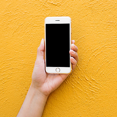 포토 JPG 해외이미지 손 여자 벽 백그라운드 인터넷 비즈니스 통신 모바일 벽돌 새로움 세포 사람 사람없음 스마트폰 핸드폰 사무실 노란색 디지털 스크린 검은색 공백 장비 터치 흰색 잡기 업무 메시지 소프트포커스 6 무선전화기 전화기 스마트 부름 보여주기 PDA 문자메시지 터치스크린 셀룰러 해외202004 해외포토 컬러 컨셉 모션 촬영기법 신체부위 전자제품 스마트기기 숫자 작업 파일형식 이미지허브