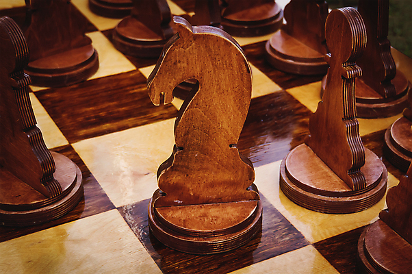 포토 JPG 해외이미지 직업 1 손 옷 조각 생각 비즈니스 부분 놀이 탁자 성공 노동자 주택 실내 앉기 성인 취미 사람없음 목재 탑 장비 터치 도전 게임 표현 잡기 비즈니스맨 승마 체스 계획 큼 집중 호기심 서식 기회 체스판 팔 지능 해외202004 해외포토 나무 건축물 남자 감정 스포츠 가구 컨셉 재료 모션 사람 내부 건물 신체부위 직장인 크기 파일형식 이미지허브