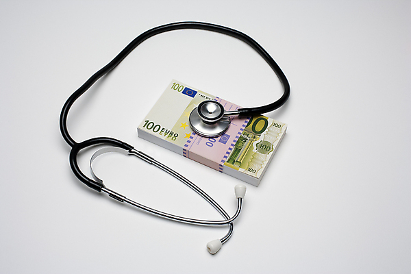 포토 JPG 해외이미지 스튜디오촬영 직업 남자 종이 지폐 돈 청진기 독일 병원 사람 사람없음 금융 약 건강관리 장비 저축 의사 유로 흰색 재산 질병 흰배경 작업도구 고립 스테인레스 수수료 해외202004 해외포토 유럽 컬러 백그라운드 의학 의료기기 실내 건강 관리 경제 의료진 도구 요금 파일형식 이미지허브