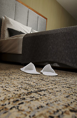 포토 JPG 해외이미지 디자인 여행 가구 의자 비즈니스 건축양식 베개 침구 탁자 호텔 휴가 휴식 바닥 아파트 주택 실내 사람없음 내부 목재 장식 가로 빛 카펫 침실 방 흰색 침대 램프 커튼 고급 우아함 시트 리빙 여관 더블 스타일 해외202004 해외포토 나무 건축 컬러 생활용품 컨셉 재료 숙소 조명 건물 파일형식 이미지허브