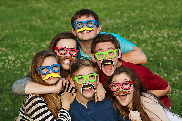 포토 JPG 해외이미지 백인 여자 남자 행복 유럽 안경 포즈 사람 여러명 야외 10대 컬러풀 흰색 그룹 닫기 콧수염 5 바보 사춘기 해외202004 해외포토 서양인 잡화 감정 나라 컬러 다수 모션 청소년 수염 숫자 파일형식 이미지허브