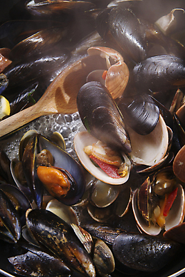 포토 JPG 해외이미지 조개 실내 요리 사람없음 거품 뜨거움 홍합 나무주걱 해외202004 해외포토 어패류 내부 목재 주걱 파일형식 이미지허브