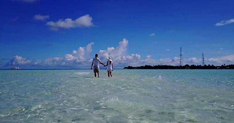 포토 JPG 해외이미지 커플 행복 바다 섬 백그라운드 포옹 자연 하늘 휴가 함께함 안테나 사랑 미소 웃음 풍경 두명 물 여름 파란색 모래사장 손잡기 맑음 신혼여행 흰색 모래언덕 석호 몰디브 드론 터키석 파라다이스 해외202004 해외포토 자연요소 계절 감정 아시아 컬러 결혼 컨셉 통신 관계 안기 모션 날씨 표정 사람 보석 언덕 생태계 파일형식 이미지허브