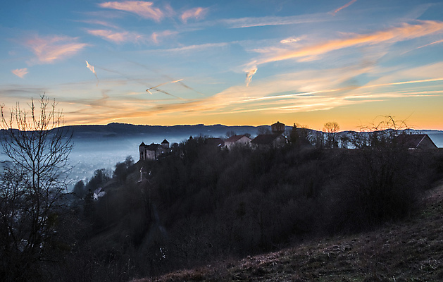 포토 JPG 해외이미지 나무 구름 겨울 오렌지 하늘 산 풍경 사람없음 파란색 태양 마을 탑 프랑스 가을 흰색 숲 순수 암초 해외202004 해외포토 자연요소 식물 건축물 계절 유럽 컬러 컨셉 과일 파일형식 이미지허브