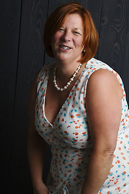 포토 JPG 해외이미지 백인 라이프스타일 드레스 여자 행복 40대 한명 사람 성인 목재 빨간색 파란색 유행 흰색 얼룩 비만 스타일 세련 해외202004 해외포토 서양인 나무 1 옷 감정 컬러 중년 재료 생활 몸매 파일형식 이미지허브