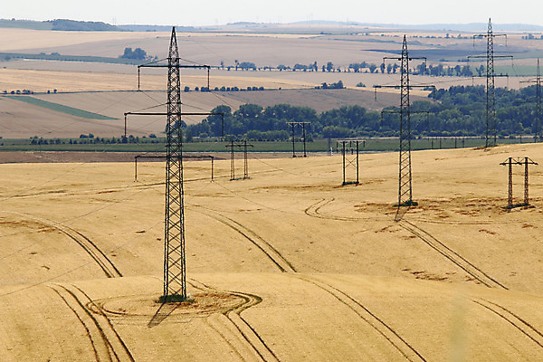 포토 JPG 해외이미지 산업 선 밭 풍경 사람없음 힘 에너지 철사 철탑 긴장 적재 전압 세련 해외202004 해외포토 감정 농업 탑 파일형식 이미지허브