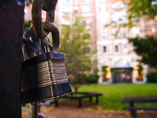 포토 JPG 해외이미지 아이콘 1 백그라운드 컨셉 자물쇠 안전 사람없음 건물 금속 정원 장비 흰색 공구 보호 은색 연결 쇠사슬 철 오브젝트 싱글 잠금 보안 대문 수납 고립 옛날 철강 하드웨어 해외202004 해외포토 건축물 컬러 재질 컴퓨터 문 도구 파일형식 이미지허브