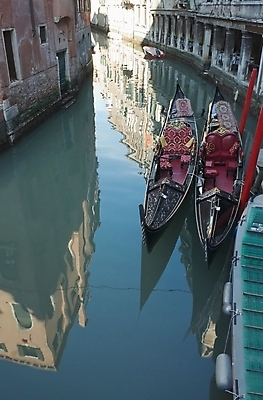 포토 JPG 해외이미지 유럽 여행 건축양식 휴가 사람없음 물 파란색 컬러풀 반사 이탈리아 도시 그리기 보트 역사 곤돌라 운하 베네치아 옛날 해외202004 해외포토 자연요소 건축 나라 컬러 배_교통 모션 파일형식 이미지허브
