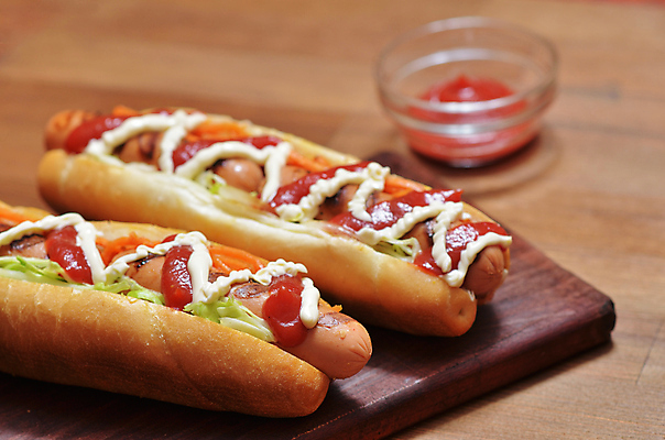 포토 JPG 해외이미지 실내 사람없음 두개 케첩 유리그릇 핫도그 나무도마 나무배경 해외202004 해외포토 그릇 음식 백그라운드 2 유리 도마 패스트푸드 내부 목재 소스_음식 파일형식 이미지허브