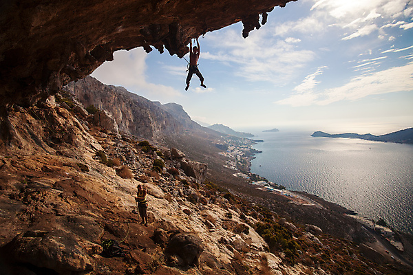 포토 JPG 해외이미지 주간 전신 구름 여자 남자 바다 하늘 매달리기 서기 성인 야외 두명 앞모습 올려보기 잡기 암벽 역광 암벽등반 암벽등반가 성인만 해외202004 해외포토 자연요소 뷰포인트 모션 사람 등산 파일형식 이미지허브