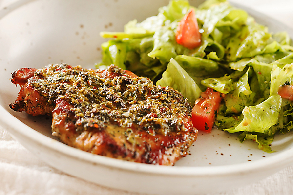 포토 JPG 해외이미지 접시 토마토 채소 파슬리 육류 돼지고기 스테이크 사람없음 식사 저녁식사 샐러드 그릴 상추 굽기 허브 향신료 후추 딜 해외202004 해외포토 식물 식기 음식 식재료 주방용품 서양음식 구이 향미료 파일형식 이미지허브