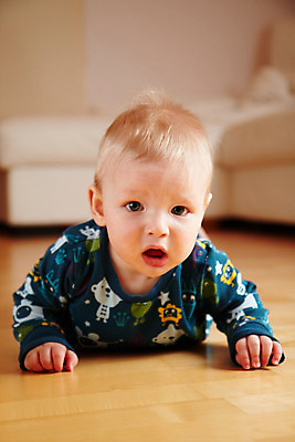 포토 JPG 해외이미지 주간 백인 1 응시 행복 어린이 바닥 주택 실내 한명 소년 내부 우주 방 아기 작음 호기심 기어가기 결백 파케트 해외202004 해외포토 자연요소 서양인 시선 남자 감정 컨셉 모션 사람 건물 크기 파일형식 이미지허브