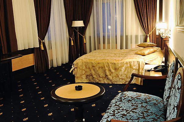 포토 JPG 해외이미지 의자 침구 호텔 휴식 조명 실내 사람없음 빛 인테리어 침대 커튼 화려 전화기 서랍장 객실 해외202004 해외포토 디자인 가구 컨셉 숙소 내부 파일형식 이미지허브