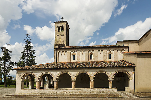 포토 JPG 해외이미지 나무 전통 종교 건축양식 하늘 사람없음 건물 교회 마을 탑 추위 흰색 시골 기둥 사찰 역사 클래식 타운 첨탑 숭배 옛날 해외202004 해외포토 식물 건축물 건축 컬러 컨셉 종교건축 도시 파일형식 이미지허브