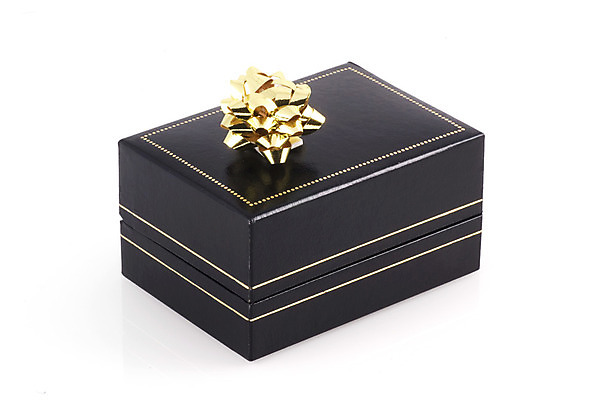 포토 JPG 해외이미지 크리스마스 장신구 결혼식 발렌타인데이 선물 사람없음 선물상자 상자 검은색 덮개 흰색 반지 생일 황금 고급 보석 활 고립 해외202004 해외포토 기념일 컬러 결혼 컨셉 데이이벤트 뚜껑 광석 파일형식 이미지허브