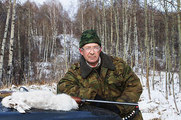 포토 JPG 해외이미지 1 남자 스포츠 겨울 한명 사람 야외 목재 침묵 총 토끼 숲 사냥 장면 사냥꾼 추적 엽총 해외202004 해외포토 나무 직업 계절 무기 재료 포유류 모션 반려동물 소리 파일형식 이미지허브