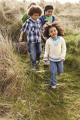 포토 JPG 해외이미지 백인 여자 남자 행복 어린이 겨울 밭 놀이 함께함 미소 사람 소년 여러명 세로 우정 가을 시골 그룹 즐거움 탐사 혼혈 해외202004 해외포토 서양인 계절 감정 다수 컨셉 농업 표정 친구 다문화 파일형식 이미지허브
