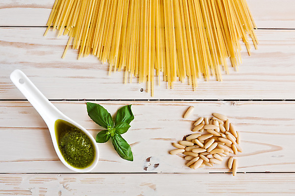 포토 JPG 해외이미지 음식 잎 채소 탁자 파스타 실내 마늘 요리 사람없음 목재 가로 초록색 이탈리아 신선 사발 지중해 허브 날것 향 레시피 바질 살사댄스 핸드메이드 해외202004 해외포토 나무 식물 유럽 바다 컬러 가구 재료 서양음식 내부 춤 사기그릇 파일형식 이미지허브