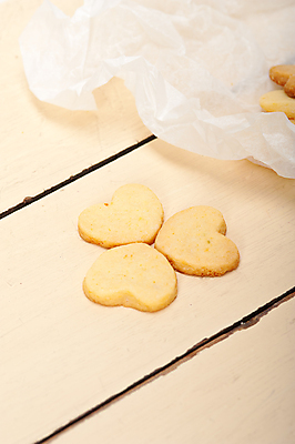 포토 JPG 해외이미지 디저트 사람없음 쿠키 하트 포장지 베이지색 종이호일 해외202004 해외포토 모양 음식 컬러 포장 파일형식 이미지허브