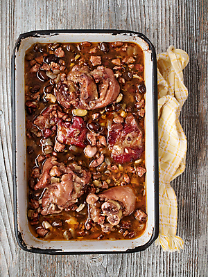 포토 JPG 해외이미지 음식 콩 육류 돼지고기 요리 사람없음 빨간색 세로 검은색 하트 시골 질병 소금 느림 단백질 브라질사람 안락 해외202004 해외포토 모양 컬러 컨셉 식재료 의학 곡류 영양소 파일형식 이미지허브