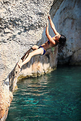 포토 JPG 해외이미지 백인 1 라이프스타일 여자 수영복 벽 스포츠 바다 섬 이동 산 한명 안전 사람 풍경 취미 야외 물 여름 비키니 태양 힘 등산 도전 바위 흰색 위험 그리스 오르기 깊이 혼자 해외202004 해외포토 자연요소 서양인 옷 계절 유럽 컬러 컨셉 모션 생활 트래킹 돌_바위 파일형식 이미지허브