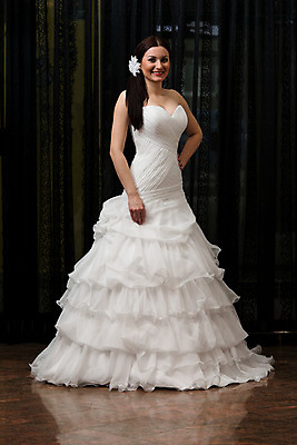 포토 JPG 해외이미지 백인 드레스 여자 행복 웨딩드레스 결혼 신혼부부 포옹 청소년 성공 실내 사랑 한명 서기 웃음 성인 자유 신혼여행 흰색 아내 우아함 열정 웅장함 해외202004 해외포토 서양인 1 부부 옷 감정 컬러 컨셉 안기 모션 표정 사람 이벤트 내부 신혼 파일형식 이미지허브