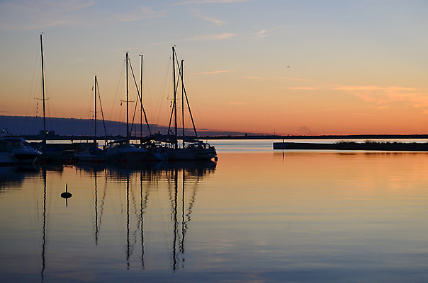 포토 JPG 해외이미지 유럽 선 바다 여행 백그라운드 요트 교통시설 하늘 낚시 휴식 항해 스웨덴 사람없음 야외 물 파란색 반사 여행객 마을 항구 일몰 흰색 보트 저녁 작음 장면 포트 해외202004 해외포토 자연요소 나라 컬러 교통 컨셉 배_교통 레저 북유럽 사람 노을 야간 크기 시설 파일형식 이미지허브