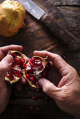 포토 JPG 해외이미지 손 들기 신체부위 칼 석류 나무배경 해외202004 해외포토 백그라운드 과일 모션 사람 파일형식 이미지허브