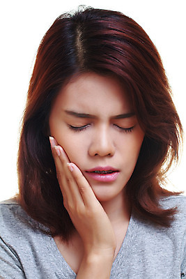 포토 JPG 해외이미지 백인 1 손 여자 얼굴 백그라운드 건강 한명 사람 성인 약 머리 우주 고통 흰색 표현 잡기 입 치아 질병 상처 언론 문제 고립 치통 해외202004 해외포토 서양인 감정 컬러 의학 모션 신체부위 소화기관 파일형식 이미지허브