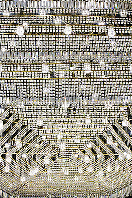 포토 JPG 해외이미지 모양 디자인 벽 백그라운드 패턴 곡선 공 유리 실내 사람없음 내부 장식 빛 반사 검은색 어둠 거품 추위 수확 골동품 흰색 램프 원형 투명 고급 우아함 크리스탈 묘사 질감 복고 샹들리에 빛망울 빅토리아 옛날 팬던트 스타일 해외202004 해외포토 도형 선 컬러 컨셉 무늬 농업 재질 조명 광석 파일형식 이미지허브