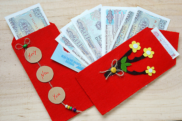 포토 JPG 해외이미지 전통 꽃 행복 아시아 문화 백그라운드 돈 휴가 봉투 새로움 새해 선물 동양인 사람없음 목재 가로 빨간색 컬러풀 달러 놀람 봄 활발 행운 연도 베트남 2015년 해피뉴이어 습관 핸드메이드 해외202004 해외포토 나무 식물 계절 감정 나라 컬러 컨셉 재료 표정 인종 동남아시아 새해인사 재산 파일형식 이미지허브