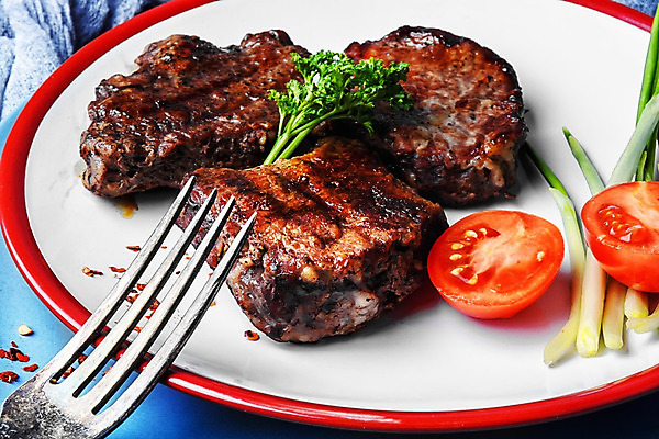 포토 JPG 해외이미지 접시 음식 조각 토마토 탁자 육류 돼지고기 스테이크 비프스테이크 사람없음 식당 저녁식사 소고기 뜨거움 그릴 바비큐 굽기 점심식사 등심 석판 해외202004 해외포토 식기 가구 채소 식재료 주방용품 서양음식 상점 식사 구이 파일형식 이미지허브