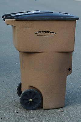 포토 JPG 해외이미지 거리 주택 사람없음 갈색 정원 재활용 쓰레기통 바퀴 캔 폐기물 원예 낭비 해외202004 해외포토 컬러 컨셉 취미 건물 쓰레기 친환경 파일형식 이미지허브