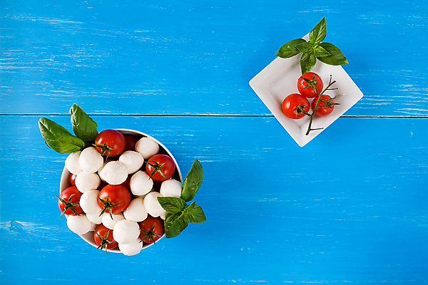 포토 JPG 해외이미지 접시 음식 잎 토마토 채소 재료 방울토마토 치즈 건강 사람없음 가로 빨간색 초록색 식사 이탈리아 샐러드 흰색 신선 사발 애피타이저 지중해 허브 파란배경 날것 바질 점심식사 모짜렐라치즈 채식주의자 해외202004 해외포토 식물 식기 유럽 바다 컬러 백그라운드 유제품 파란색 사기그릇 채식 파일형식 이미지허브