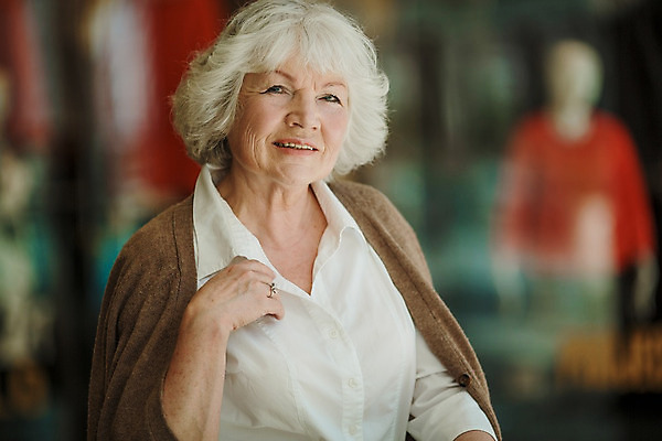 포토 JPG 해외이미지 백인 라이프스타일 옷 여자 노년 행복 유럽 할머니 얼굴 한명 사람 앉기 성인 쇼핑 상점 백발 흰색 쇼핑몰 은퇴 고객 소매 내추럴 옛날 스타일 해외202004 해외포토 서양인 1 헤어스타일 감정 나라 컬러 모션 생활 신체부위 파일형식 이미지허브