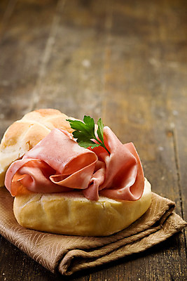 포토 JPG 해외이미지 전통 빵 분홍색 조각 다이어트 패스트푸드 파슬리 샌드위치 건강 육류 돼지고기 사람없음 빛 식사 이탈리아 소시지 애피타이저 속도 햄 슬라이스 베이컨 폭식 살라미 얇은 해외202004 해외포토 유럽 음식 컬러 채소 식재료 가공식품 인스턴트 파일형식 이미지허브