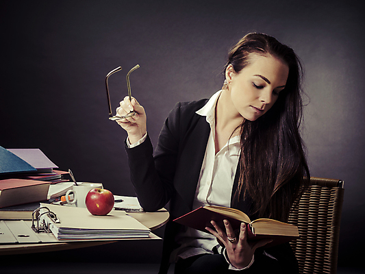포토 JPG 해외이미지 직업 1 학생 응시 여자 교육 안경 교실 학교 실내 한명 사람 앉기 성인 책 가로 스터디 독서 교사 교수 공책 칠판 잡기 업무 작업 가르침 집중 책상 대학교 심각 해외202004 해외포토 시선 잡화 가구 컨셉 모션 문구용품 내부 학습 파일형식 이미지허브
