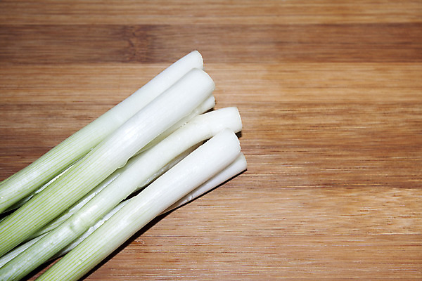 포토 JPG 해외이미지 식물 음식 백그라운드 컨셉 잎 농업 채소 전구 양파 건강 사람없음 목재 초록색 봄 샐러드 흰색 신선 다발 허브 날것 성분 내추럴 쪽파 채식주의자 해외202004 해외포토 나무 계절 산업 컬러 재료 채식 파 파일형식 이미지허브