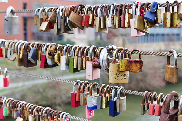 포토 JPG 해외이미지 전통 행복 컨셉 자물쇠 독일 발렌타인데이 매달리기 사랑 사람없음 강 컬러풀 행운 철 심볼 부식 잠금 옛날 철책 바이에른 해외202004 해외포토 감정 유럽 컬러 모션 데이이벤트 보안 파일형식 이미지허브