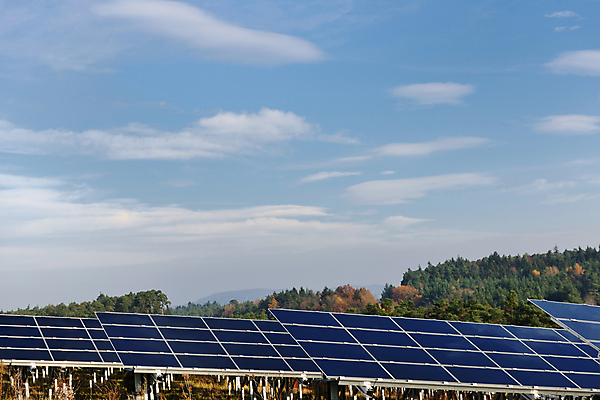 포토 JPG 해외이미지 주간 구름 하늘 산 사람없음 야외 태양에너지 집열판 해외202004 해외포토 자연요소 그린에너지 파일형식 이미지허브