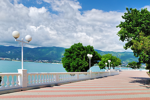 포토 JPG 해외이미지 나무 구름 바다 잎 건축양식 난간 산 사람없음 장식 물 여름 울타리 태양 골동품 바위 경계선 등불 화려 클래식 보호 보안 펜싱 구식 콘크리트 스타일 해외202004 해외포토 자연요소 식물 계절 건축 선 스포츠 컨셉 조명 안전 담장 돌_바위 경계 파일형식 이미지허브