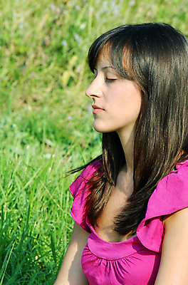 포토 JPG 해외이미지 백인 1 응시 공원 여자 여유 얼굴 분홍색 휴식 갈색머리 건강 한명 사람 성인 야외 옆모습 초록색 햇빛 갈색 머리 평화 침묵 흰색 명상 혼자 해외202004 해외포토 서양인 헤어스타일 시선 공공시설 감정 뷰포인트 컬러 컨셉 신체부위 태양 소리 파일형식 이미지허브