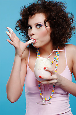 포토 JPG 해외이미지 백인 모델 라이프스타일 손 여자 감정 얼굴 음료 분홍색 다이어트 장난 목걸이 손가락 디저트 갈색머리 한명 빨간색 파란색 유행 흰색 표현 칵테일 달콤 맛 손톱관리 손톱 청록색 튜브 떨림 스타일 해외202004 해외포토 서양인 1 헤어스타일 음식 컬러 컨셉 장신구 모션 주류 건강 사람 생활 신체부위 네일아트 파일형식 이미지허브